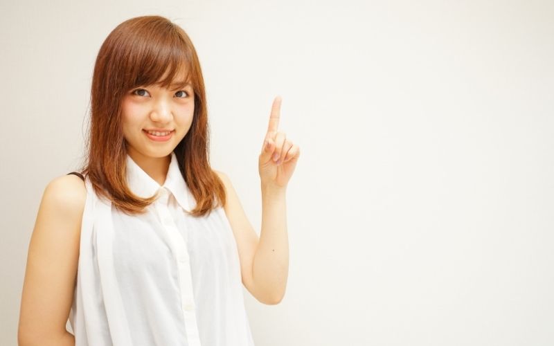 人差し指を立てた女性の画像