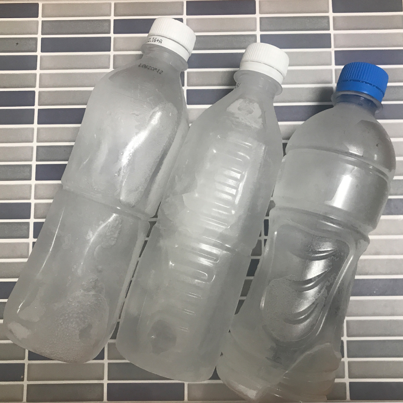 凍らせたペットボトルの画像