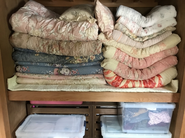 押入れに布団がぎっしり入っている写真