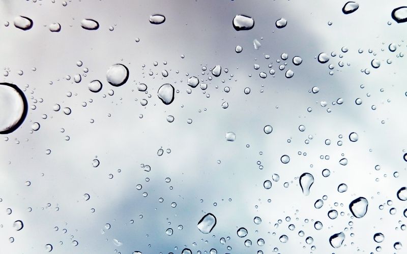 ガラスに付着した水滴の画像