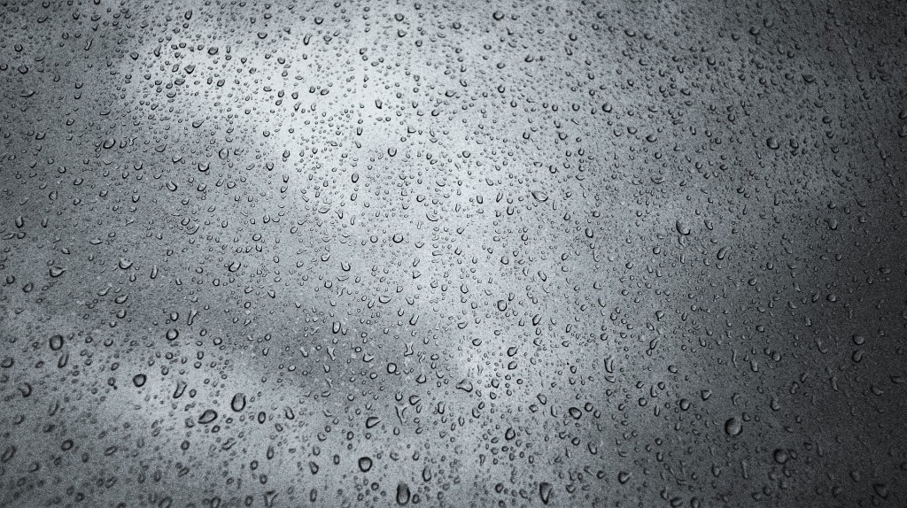 窓についた水滴の画像