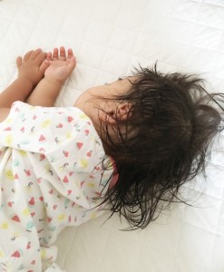 寝汗をかきながら眠る子供