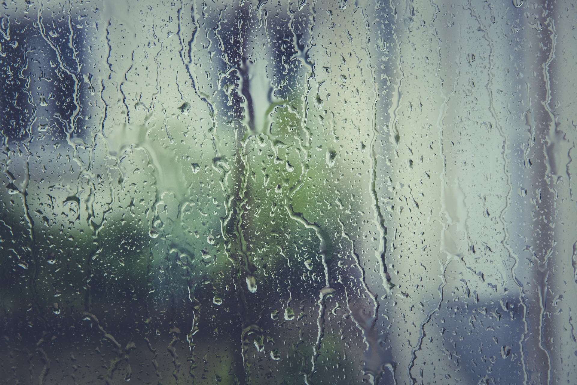 雨に濡れた窓ガラスの画像