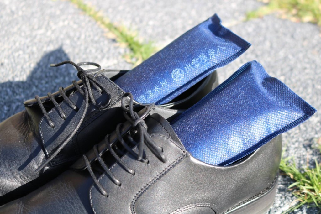 炭八で革靴の消臭をしている画像