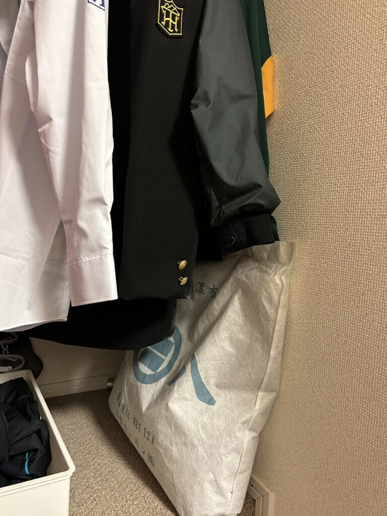 クローゼットに入っている炭八の画像