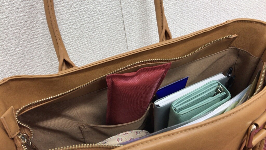 カバンに入った炭八の画像
