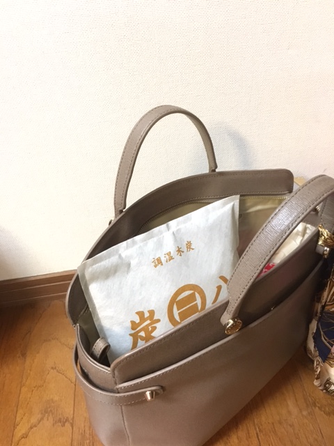 カバンに調湿剤炭八が入っている画像
