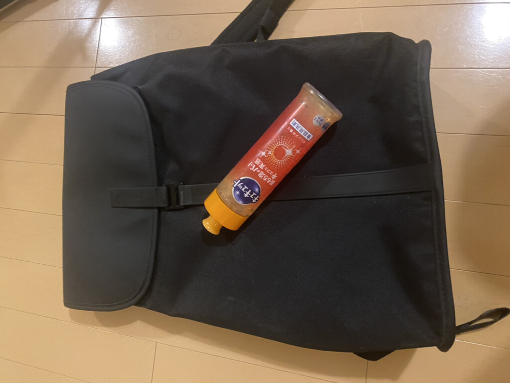 リュックと台所用洗剤の画像